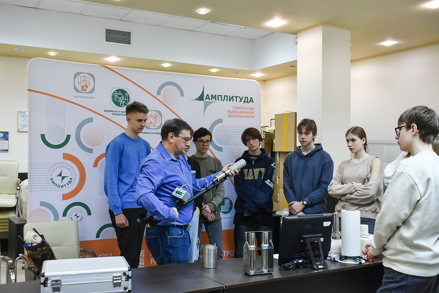 ООО «НТЦ Амплитуда» продолжает знакомить школьников с высокотехнологичным производством в рамках проекта «Мастерство начинается здесь»